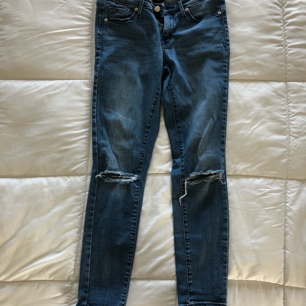 Skinny jeans with teared knees